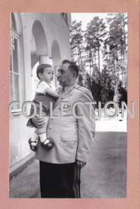 Семён Михайлович Будённый на даче с внуком.