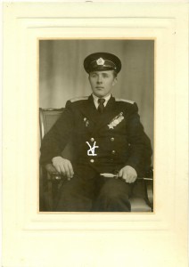 Фото с наградами и кортиком.