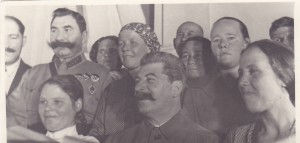 Сталин,Каганович,Будённый в группе детей и женщин.