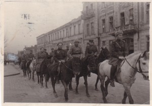 Советские кавалеристы въезжают в Одессу. Апрель,1944 года.