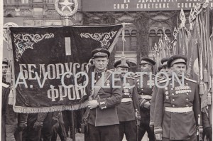 Офицеры 1-го Белорусского фронта на параде 1945 года.