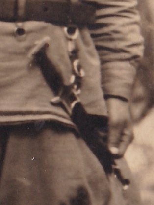 Советские бойцы с трофейными кортиками. 1940-е годы.