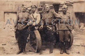 Советские бойцы с трофейными кортиками. 1940-е годы.