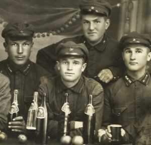 Застолье. Солдаты пьют Пиво, 1928 год. Шифровки.
