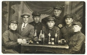 Застолье. Солдаты пьют Пиво, 1928 год. Шифровки.
