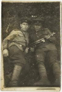 Солдаты с Трофейным Оружием.