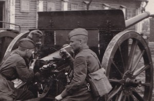 Артиллерийский расчёт на занятиях по огневой подготовке.1940