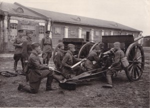 Артиллерийский расчёт на занятиях по огневой подготовке.1940