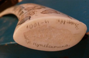 Клык моржа. 46 см, 730 грамм. Роспись. Уэлен. 1986 год.
