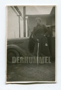 Офицер перед  Ford Eifel с немецкой трофейной саблей