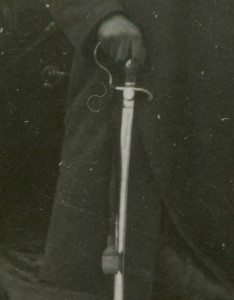 Офицер перед  Ford Eifel с немецкой трофейной саблей