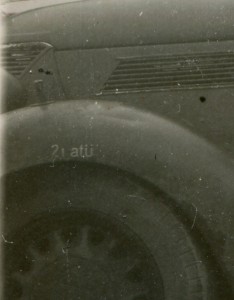 Офицер перед  Ford Eifel с немецкой трофейной саблей