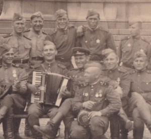 Бойцы-победители у памятника. Где-то в Германии (Берлин?).