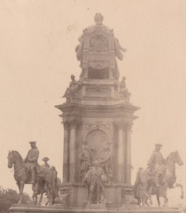 Бойцы-победители у памятника. Где-то в Германии (Берлин?).