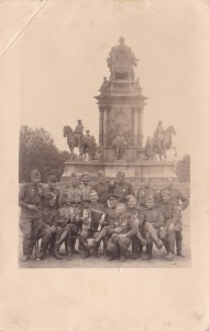 Бойцы-победители у памятника. Где-то в Германии (Берлин?).