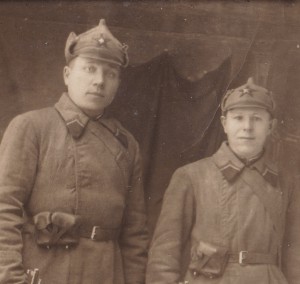 Двое с кавалерийскими карабинами. 1930-е гг.