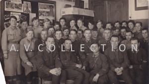 Группа командиров и девушек-военнослужащих. г.Куйбышев.1942
