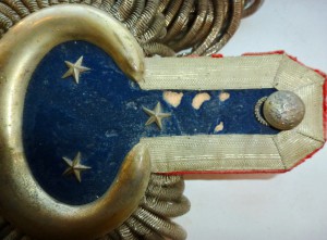 Шарф,эполеты и ремень оружейный-на одного.