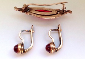 Комплект:Брошь+Серьги;Позолота,Серебро 925-й пробы,Корунды