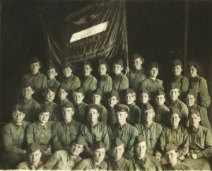 Девушки в Форме у Переходящего Знамя. ВШРС, 1942 г.