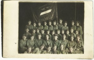 Девушки в Форме у Переходящего Знамя. ВШРС, 1942 г.