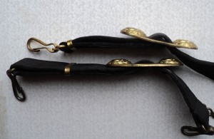 Два подвеса с крючками для морского кортика