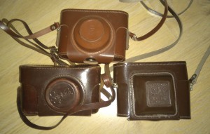 Три фотоаппарата.