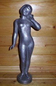 Скульптура "Девушка с ракушкой"