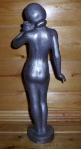 Скульптура "Девушка с ракушкой"