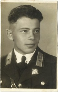 Летчик с Знаком Летной Школы. Довоенное Фото.