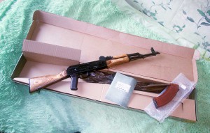 АВТОМАТ КАЛАШНИКОВА СПИСАННЫЙ с РОЖКОМ И ПАТРОНАМИ светлый