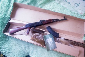 АВТОМАТ КАЛАШНИКОВА СПИСАННЫЙ с РОЖКОМ И ПАТРОНАМИ темный