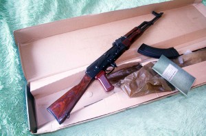 АВТОМАТ КАЛАШНИКОВА СПИСАННЫЙ с РОЖКОМ И ПАТРОНАМИ темный