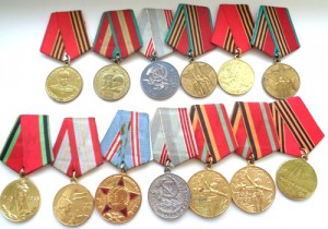Много юбилейных медалей.
