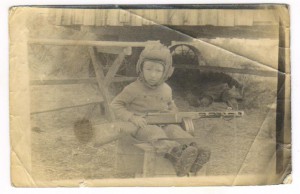 Ребенок с  ППШ в танковом шлеме.