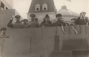 ★ Лот фотографий Сталина с элитой 1930-х годов на Мавзолее ★