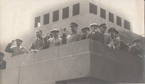 ★ Лот фотографий Сталина с элитой 1930-х годов на Мавзолее ★