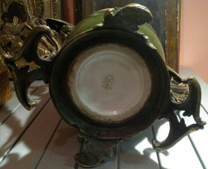 Шикарная зелёная ваза, керамика-бронза. 1866 год.