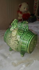 Большая бутылка , кувшин , бочка.