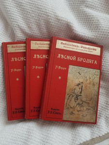 Комплект книг.