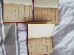 Комплект книг.