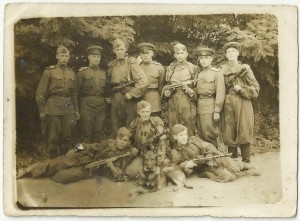 Группа Разведчиков? в Маскировочных Комбинезонах.