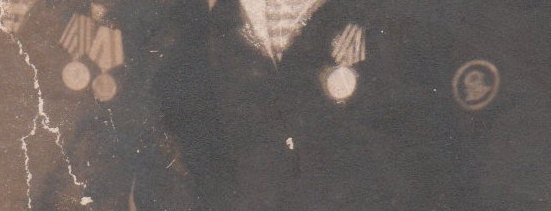 С водолазной нашивкой и медалью