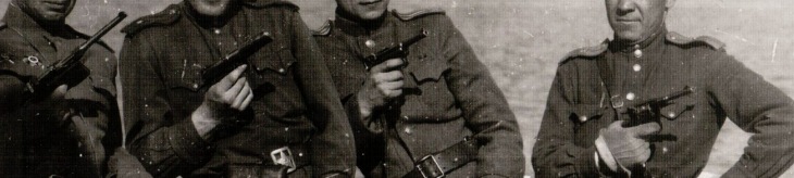 Четыре офицера КА. Четыре разных вида оружия.