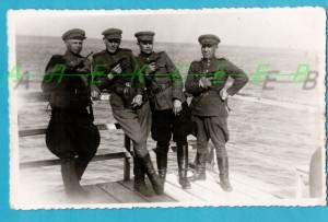 Четыре офицера КА. Четыре разных вида оружия.