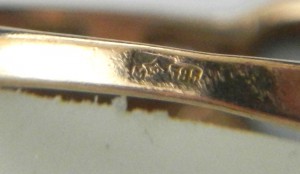 Кольцо золотое женское с камушками