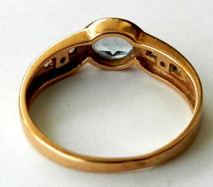 Кольцо золотое женское с камушками