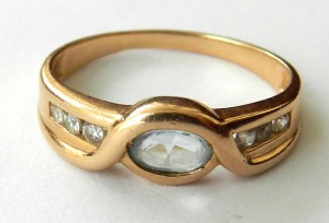 Кольцо золотое женское с камушками