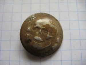 Пуговка с черепом на пилотку СС.