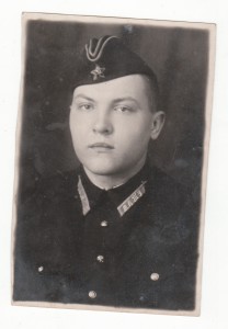 Пилот в пилотке с шифровками